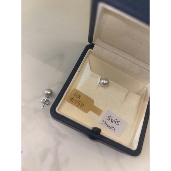 Mikimoto Pearl Stud Earrings - Excellent Condition - Picture 2 of 2